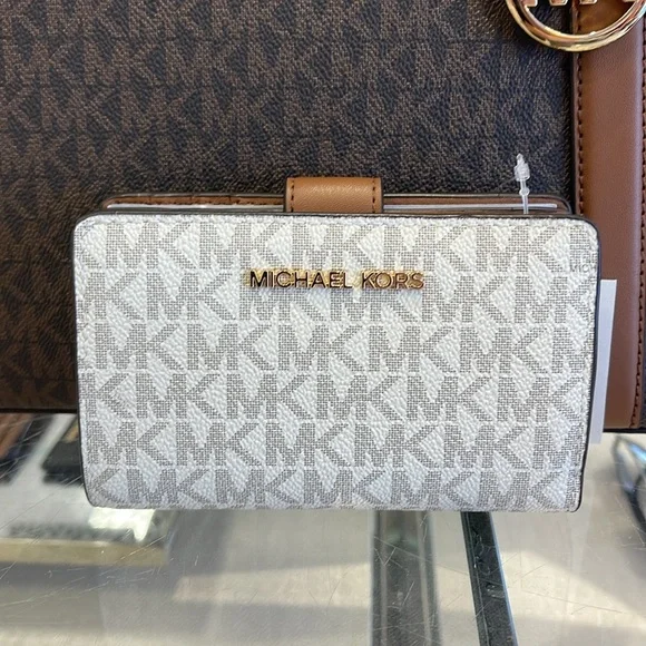 MICHAEL KORS
Medium Signature Logo Wallet
Vanilla
NWT - Picture 2 of 16